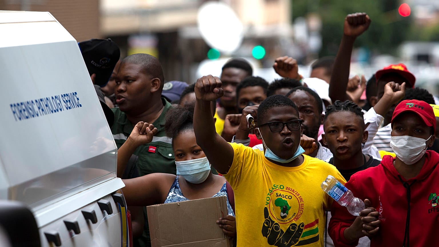 Manifestants à Johannesbourg (Afrique du Sud), mardi 21 juin