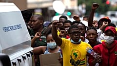 Manifestants à Johannesbourg (Afrique du Sud), mardi 21 juin