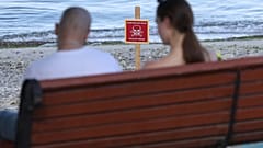 Un cartel de peligro en una playa de Odesa, Ucrania 20/6/2022