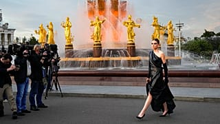 Модель в платье из колелкции дизайнера Игоря Чапурина