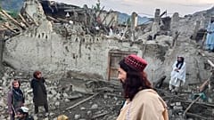 Afganos observan la destrucción causada por un terremoto en la provincia de Paktika, al este de Afganistán, el miércoles 22 de junio de 2022 