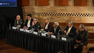 Eski FARC üyeleri (soldan sağa) Julian Gallo, Jose Lisandro Lascarro, Rodrigo Londono, Ricardo Gonzalez ve Milton de Jesus Toncel duruşmada