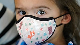 A kétéves Abigail Peng az elsőkközött kapta meg az oltást Salt Lake City-ben