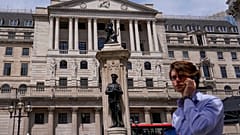 Férfi telefonál a Bank of England épülete előtt