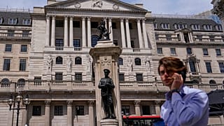 Férfi telefonál a Bank of England épülete előtt