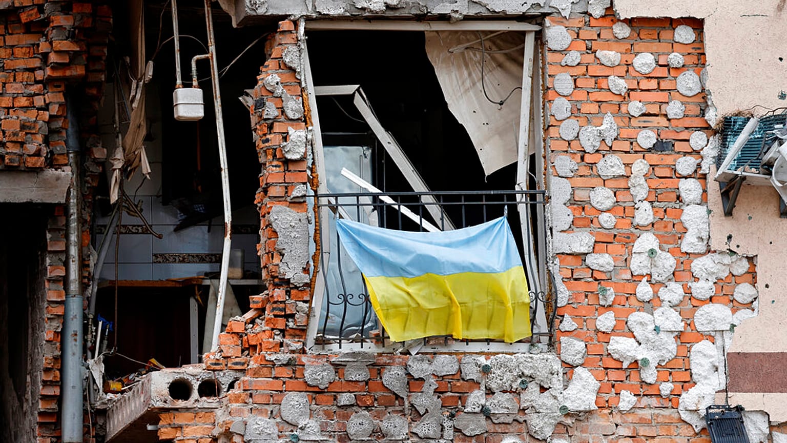 Un immeuble quasiment démoli à Irpin, Ukraine, le 16 juin 2022