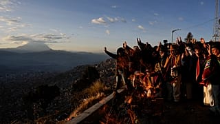 Menschen empfangen die Energie der ersten Sonnenstrahlen des Jahres 5.530 nach dem Aymara-Kalender