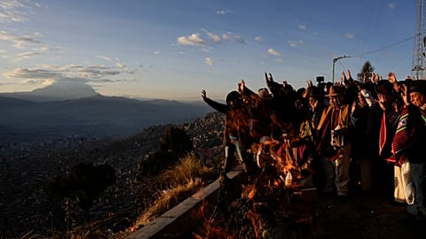 Menschen empfangen die Energie der ersten Sonnenstrahlen des Jahres 5.530 nach dem Aymara-Kalender