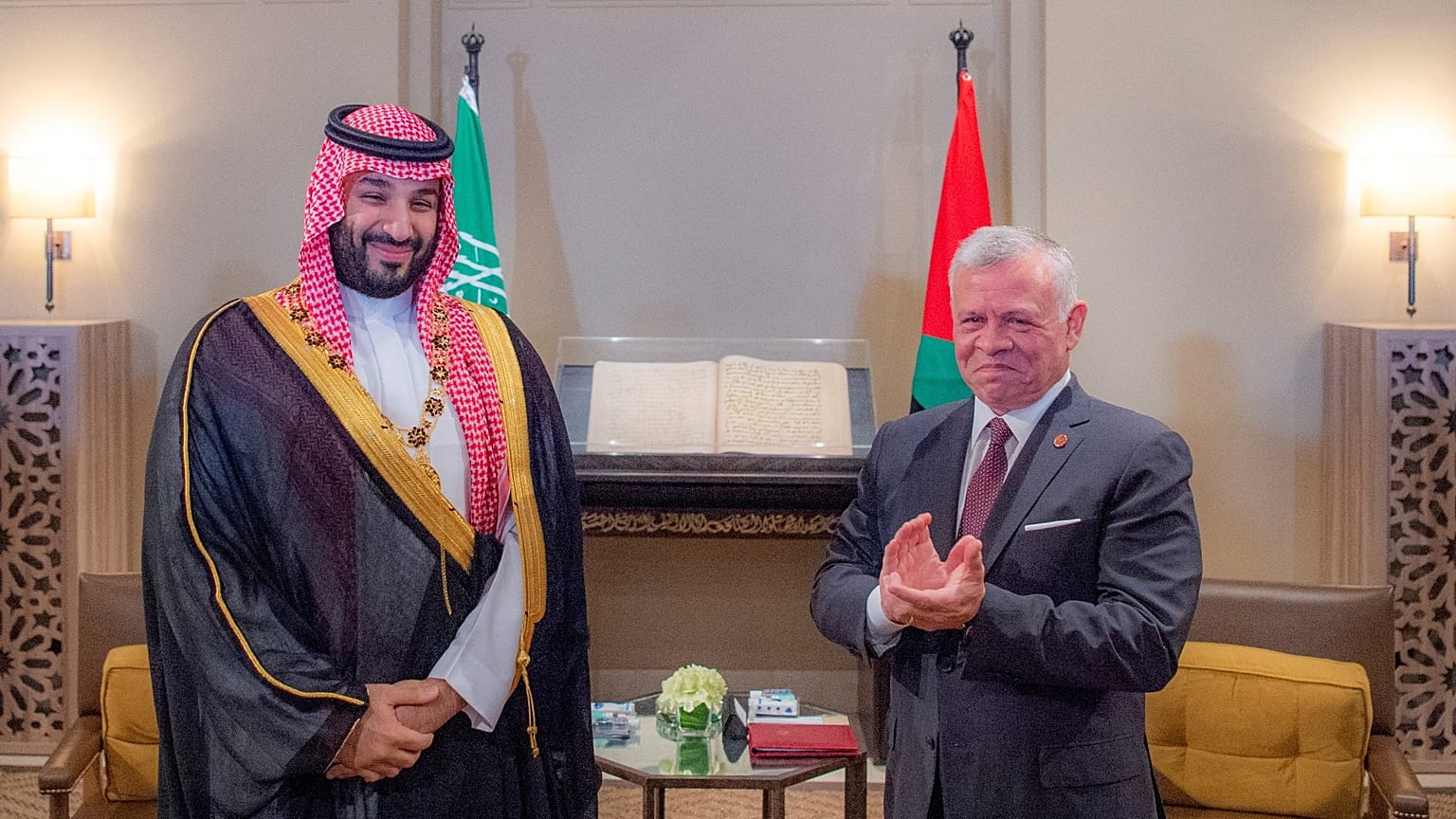 العاهل السعودي خلال تسلمه لقلادة الحسين بن علي
