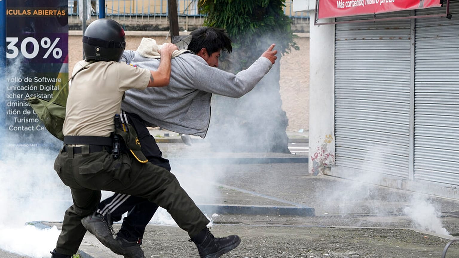 Polizisten in der Hauptstadt Quito nahmen am Dienstag erneut mehrere Demonstrierende fest
