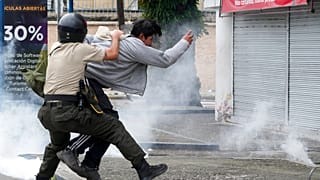 Polizisten in der Hauptstadt Quito nahmen am Dienstag erneut mehrere Demonstrierende fest