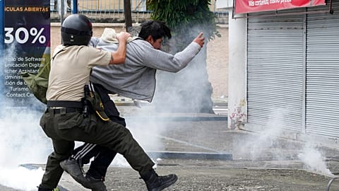 Polizisten in der Hauptstadt Quito nahmen am Dienstag erneut mehrere Demonstrierende fest
