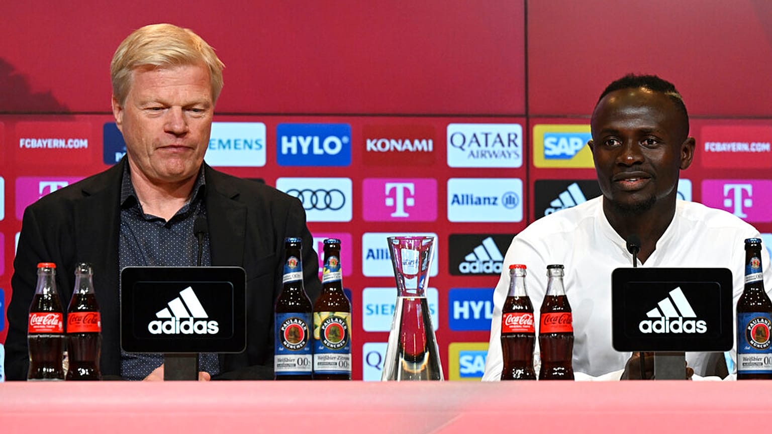 Sadio Mané au côté d'Oliver Kahn, le président du Bayern Munich 22/06/2022