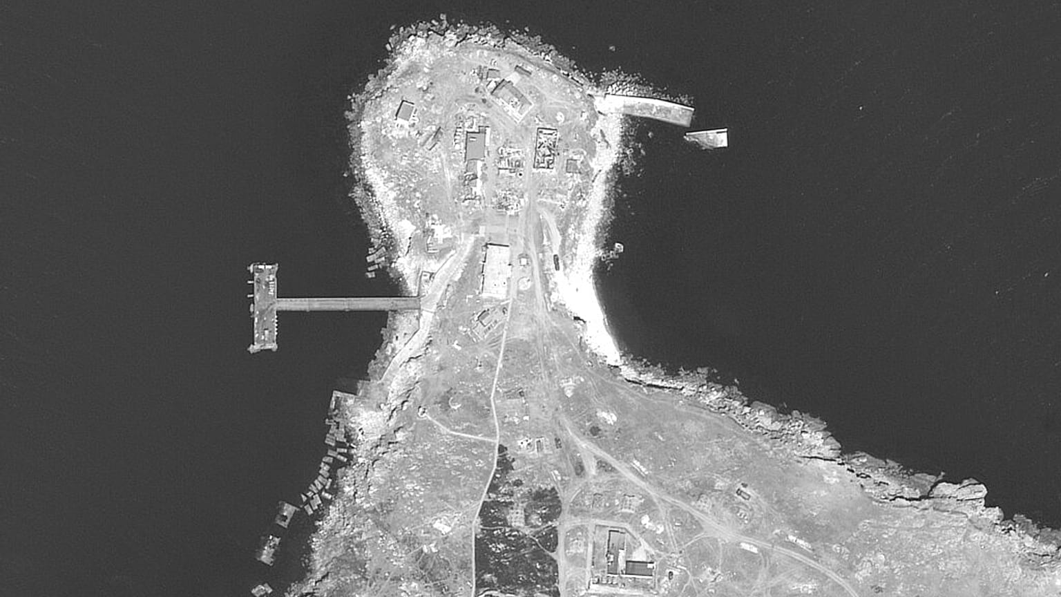 Der dunke Brandfleck im Zentrum des Fotos ist laut Experten auf Bombardierungen der Schlangeninsel zurückzuführen