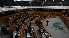 نواب يحضرون جلسة لمجلس الأمة الكويتي. 2022/02/08