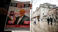 A megölt újságírót, Dzsamal Hasogdzsit mártírnak,  a szaúdi trónörököst gyilkosnak nevezi egy transzparens