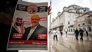A megölt újságírót, Dzsamal Hasogdzsit mártírnak,  a szaúdi trónörököst gyilkosnak nevezi egy transzparens