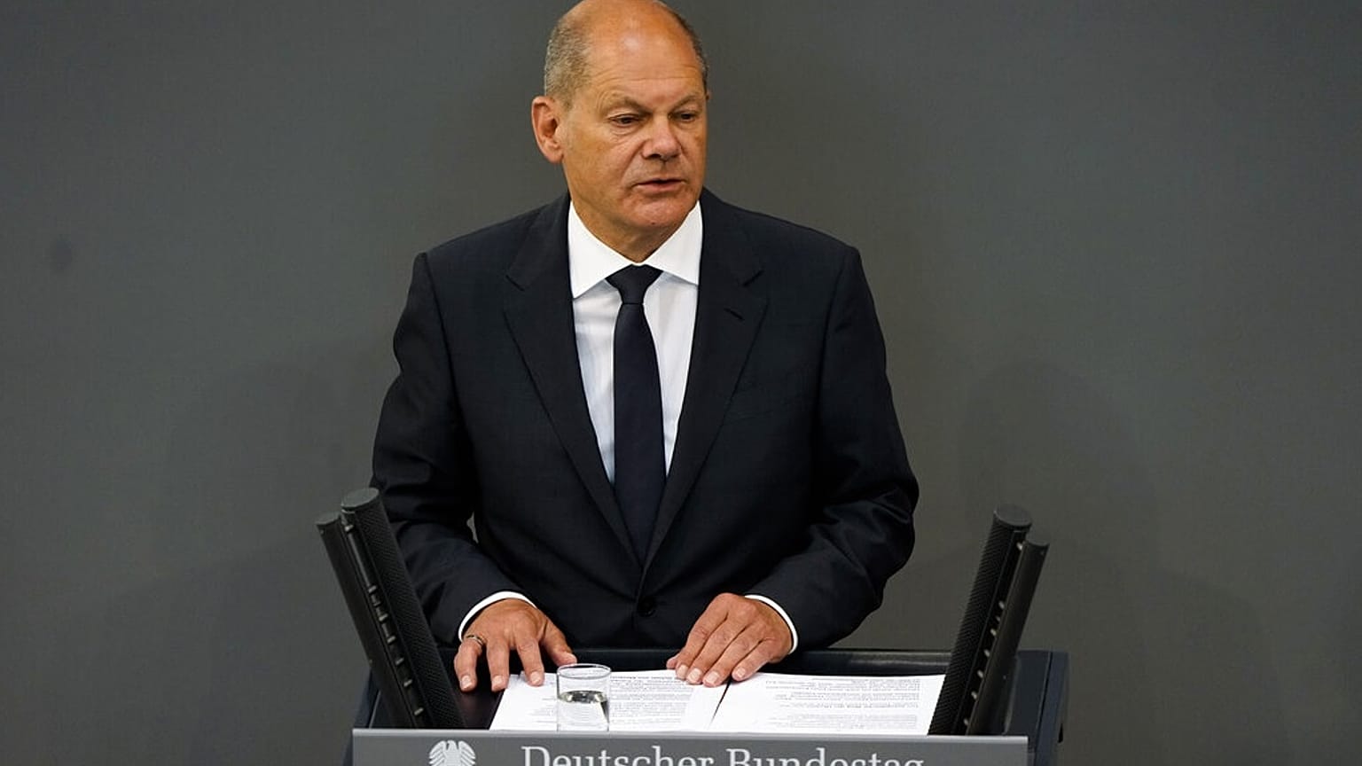 Olaf Scholz kancellár a német parlamentben szerdán