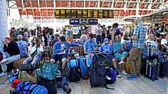 Vasútállomáson várakozó emberek az Egyesült Királyságban