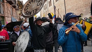 Las protestas de los indígenas que exigen una serie de cambios, entre ellos la reducción de los precios de los combustibles, han paralizado la capital y otras regiones.