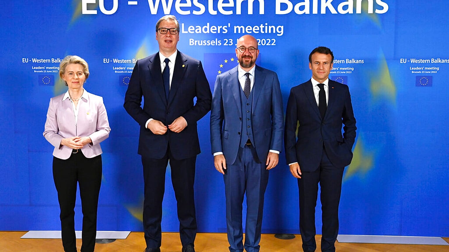 Ο πρόεδρος της Σερβίας, με την πρόεδρο της Κομισιόν, τον πρόεδρο του Ευρωπαϊκ��ύ Συμβουλίου και τον πρόεδρο της Γαλλίας