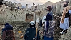 Des Afghans observent les dégâts causés par un tremblement de terre dans la province de Paktika, dans l'est de l'Afghanistan.