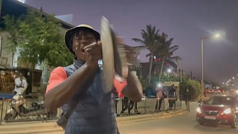 Un manifestant claque des couvercles de casserole en protestation contre le gouvernement de Macky Sall /Capture d'écran vidéo 