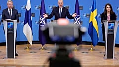 ARCHIVO - El secretario general de la OTAN, Jens Stoltenberg, con el ministro de Asuntos Exteriores de Finlandia, Pekka Haavisto, y la ministra de Asuntos Exteriores de Suecia