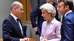 Le chancelier allemand, la présidente de la Commission européenne et le président français (de gauche à droite)