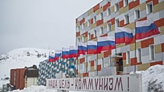 Un immeuble construit sous l'ère soviétique dans le village de Barentsburg, dans l'archipel norvégien du Svalbard. "Notre objectif - Le communisme!" est inscrit à l'entrée.