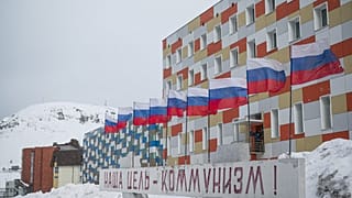 Un immeuble construit sous l'ère soviétique dans le village de Barentsburg, dans l'archipel norvégien du Svalbard. "Notre objectif - Le communisme!" est inscrit à l'entrée.