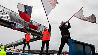 Puchuncavi, Cile, 23 giugno 2022: minatori bloccano l'accesso alla fonderia di Ventanas durante lo sciopero nazionale dei lavoratori Codelco