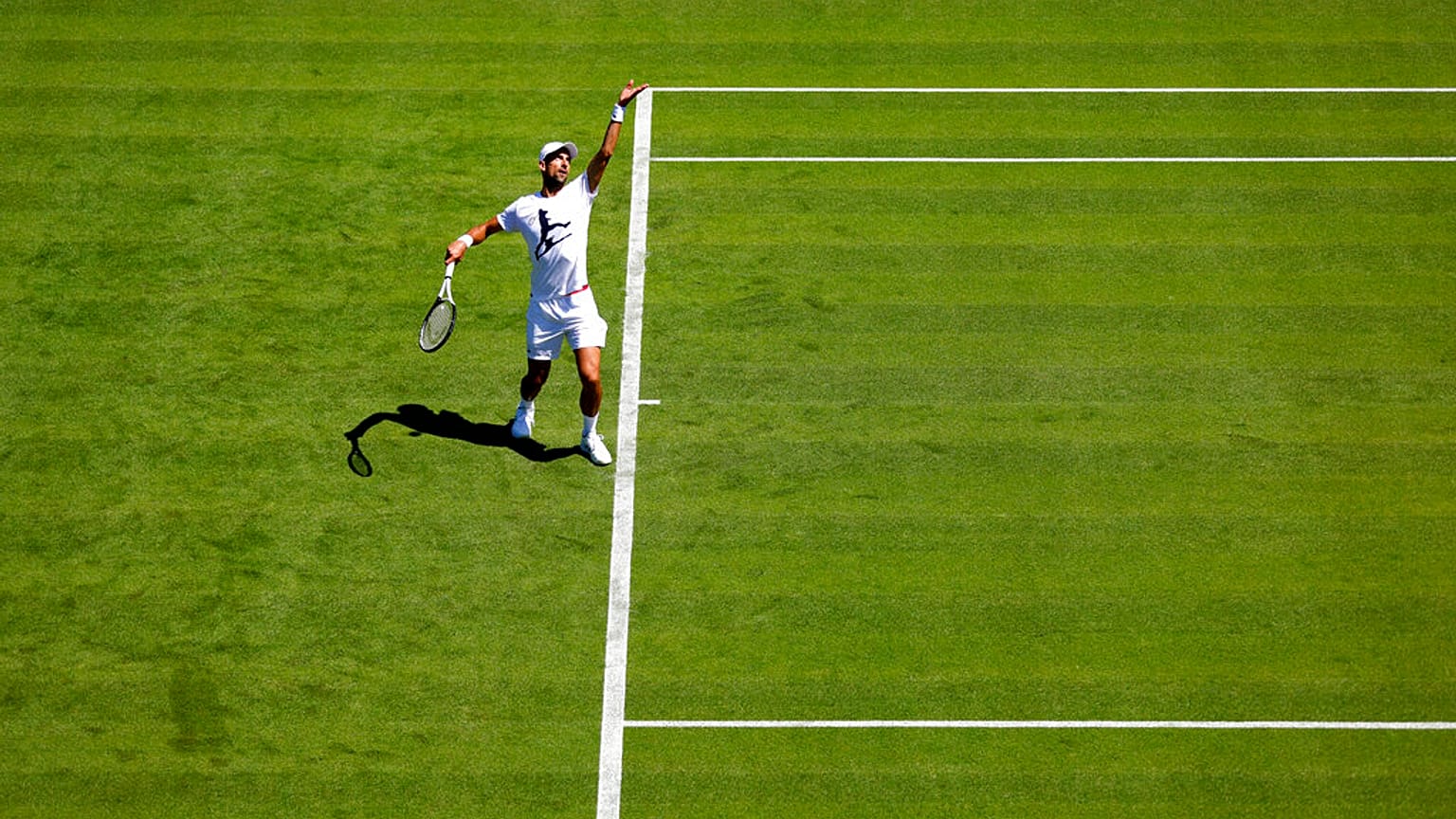 Le Serbe Novak Djokovic au service lors d'une séance d'entraînement avant le tournoi de Wimbledon, le 22 juin 2022. 