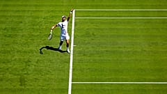 Le Serbe Novak Djokovic au service lors d'une séance d'entraînement avant le tournoi de Wimbledon, le 22 juin 2022. 