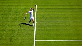 Le Serbe Novak Djokovic au service lors d'une séance d'entraînement avant le tournoi de Wimbledon, le 22 juin 2022.