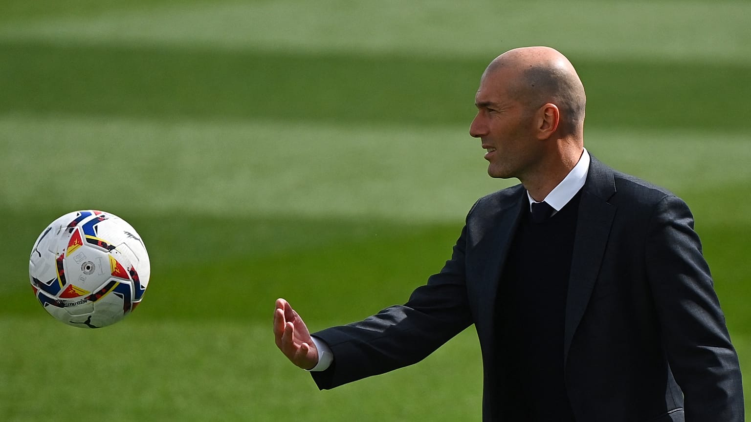 اللاعب الدولي الفرنسي السابق والمدرب السابق لريال مدريد زين الدين زيدان. 