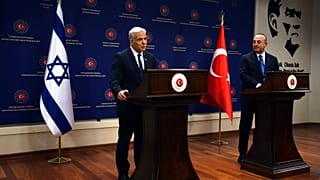 Ο Ισραηλινός υπουργός Εξωτερικών Γιαϊρ Λαπίντ κατά την επίσκεψή του στην Τουρκία με τον Τούρκο ομολογό του Μεβλούτ Τσαβούσογλου