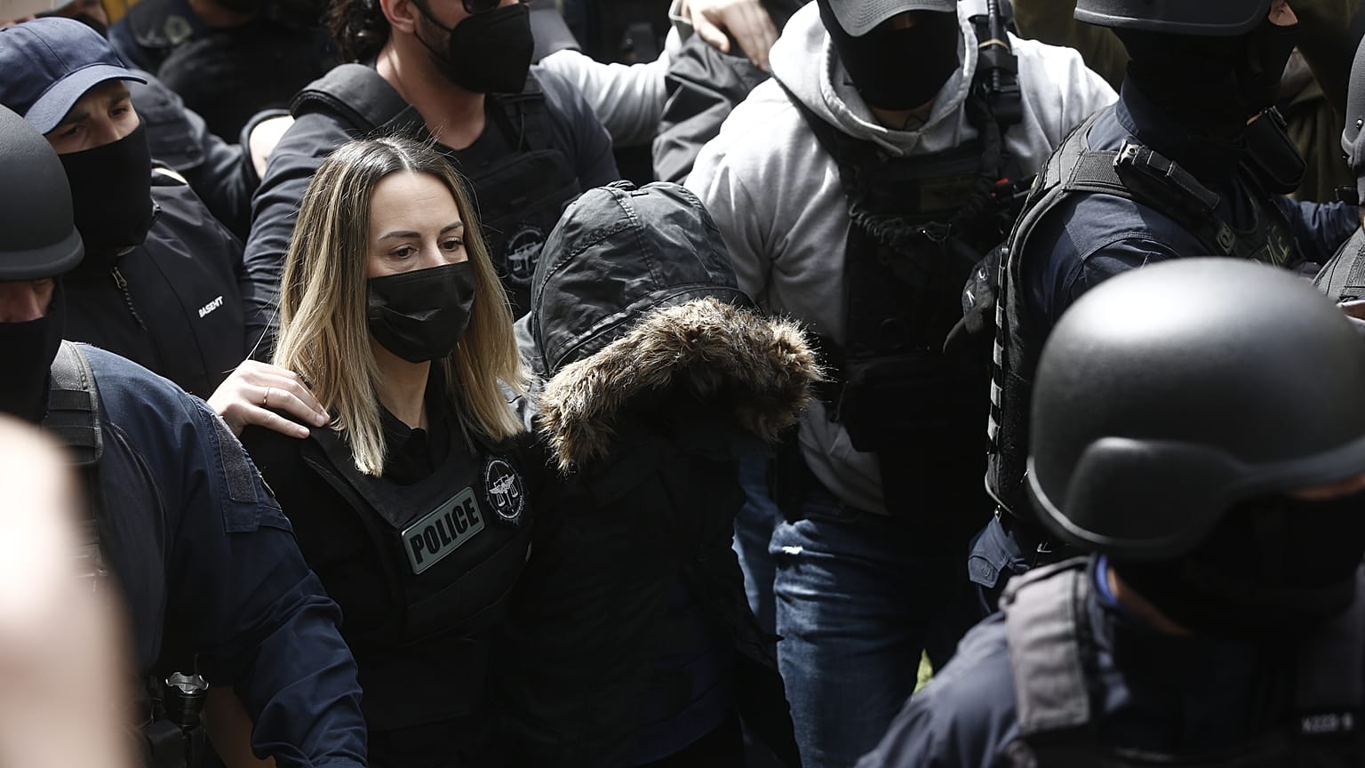 Στην ανακρίτρια οδηγείται συνοδεία ισχυρών αστυνομικών δυνάμεων η κατηγορούμενη μητέρα για την δολοφονία της κόρης της