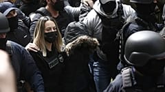 Στην ανακρίτρια οδηγείται συνοδεία ισχυρών αστυνομικών δυνάμεων η κατηγορούμενη μητέρα για την δολοφονία της κόρης της