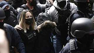Στην ανακρίτρια οδηγείται συνοδεία ισχυρών αστυνομικών δυνάμεων η κατηγορούμενη μητέρα για την δολοφονία της κόρης της