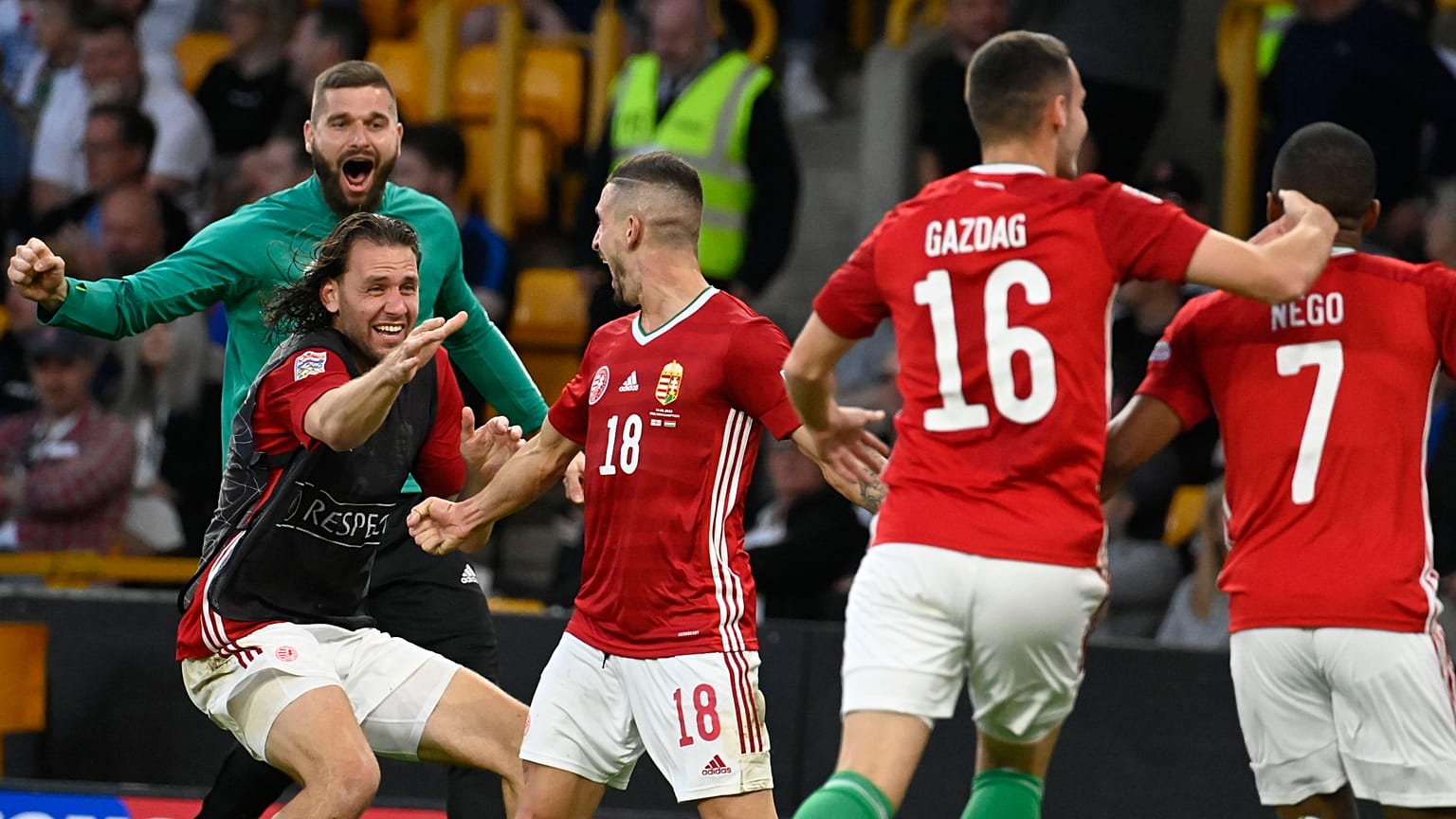 Szalai Ádám, Gazdag Dániel (16) és Nego Loic (7), valamint a gólszerző Nagy Zsolt (18) a magyar válogatott harmadik gólját ünnepli az Anglia elleni wolverhamptoni mérkőzésen.
