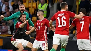 Szalai Ádám, Gazdag Dániel (16) és Nego Loic (7), valamint a gólszerző Nagy Zsolt (18) a magyar válogatott harmadik gólját ünnepli az Anglia elleni wolverhamptoni mérkőzésen.