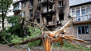 Повреждённый при обстреле жилой дом в Донецке. 22 июня 2022 г.