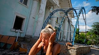Mulher tapa os ouvidos para não ouvir bombardeamentos russos, em Lysychansk, no Donbass, Ucrânia