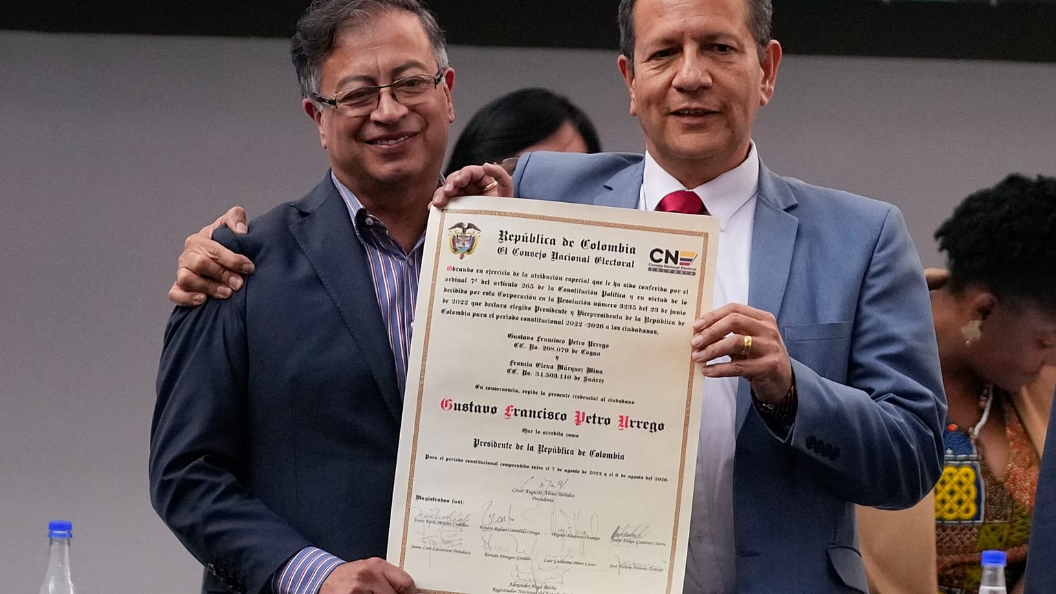 El magistrado Luis Guillermo Pérez entregó la credencial a Gustavo Petro entre gritos del público de "sí se pudo". El 23 de junio de 2022. 