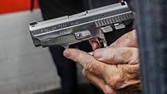 Pistolet semi-automatique 9mm pendant une démonstration de tir aux Etats-Unis,  jeudi 23 juin 2022