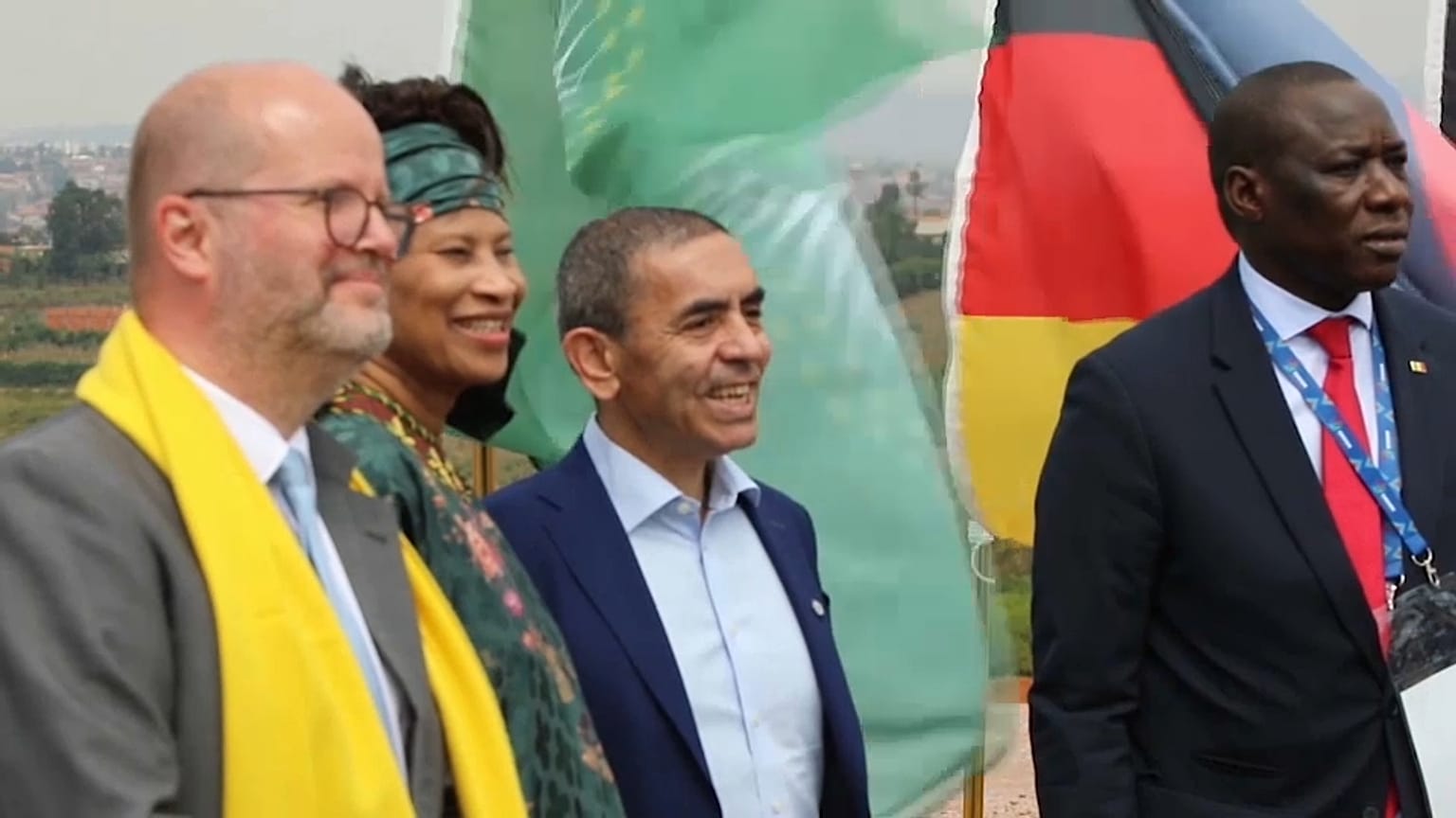 Mitte: Die Senegalesische Außenministerin Aissata Tall Sall und der Biontech-CEO und Mitbegründer Ugur Sahin