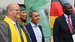 Mitte: Die Senegalesische Außenministerin Aissata Tall Sall und der Biontech-CEO und Mitbegründer Ugur Sahin