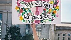 In anderen Ländern, wie den USA und Polen, wurden Gesetze über Schwangerschaftsabbrüche verschärft. "Nicht dein Körper, nicht deine Entscheidung", steht auf einem Poster.