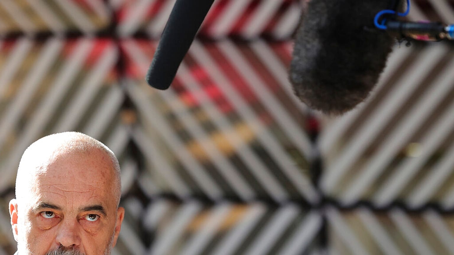 Der albanische Ministerpräsident Edi Rama hat enttäuscht auf die EU-Entscheidung reagiert, seinem Land die Bewerbung zu einem Beitritt nicht freizugeben.